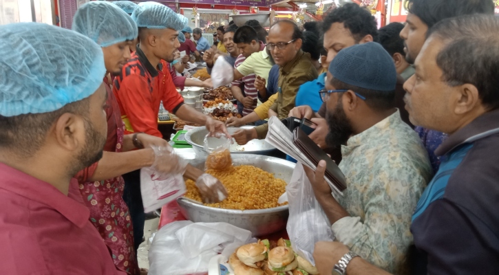 বগুড়ায় লোভনীয় ইফতার বিক্রিতে ব্যস্ত দোকানিরা